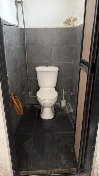Shop / Office untuk Disewa di Taman Pelangi (Johor Bahru) - Cora Loh - Bathroom - PropertyGuru.com.my