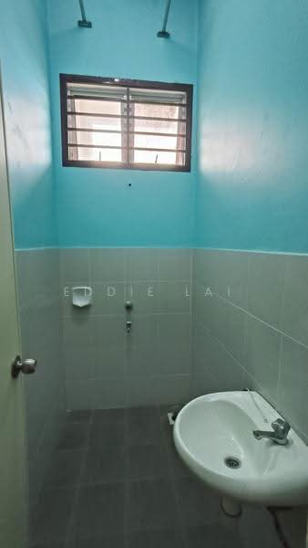 Shop / Office for Rent in Taman Gaya (Ulu Tiram) - Eddie Lai - Bathroom - PropertyGuru.com.my