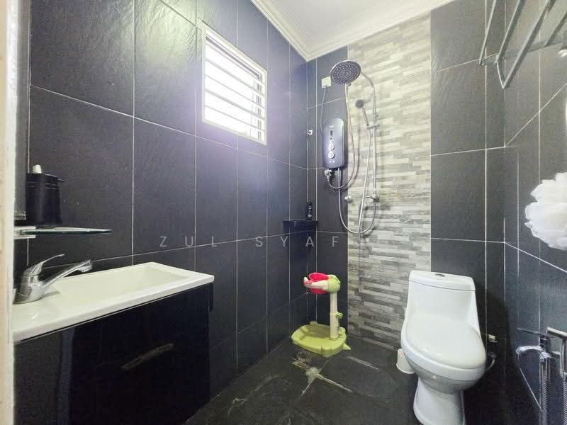 3-storey Terraced House for Sale in Ampang (Selangor) - Zul Syafiq - Bathroom - PropertyGuru.com.my