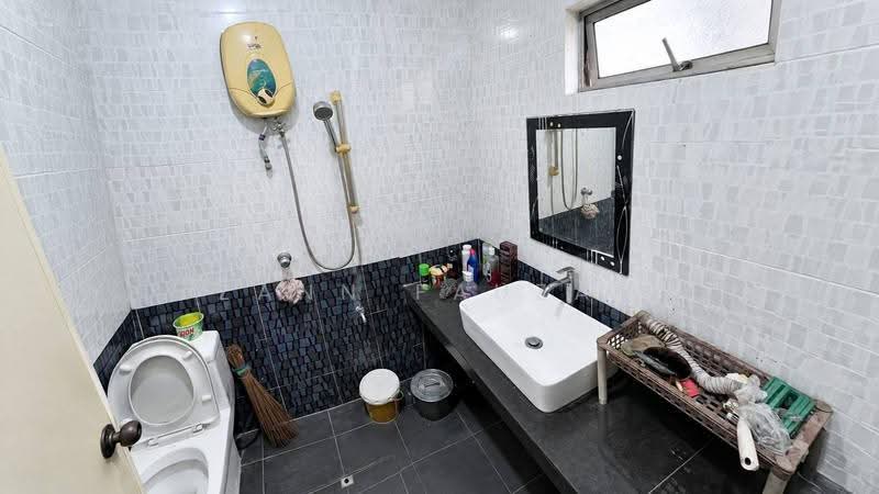 Terraced House for Sale in Bandar Country Homes (Rawang) - Zann Fauzan - Bathroom - PropertyGuru.com.my
