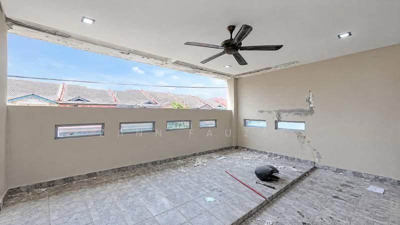 Terraced House for Sale in Bandar Country Homes (Rawang) - Zann Fauzan - Balcony - PropertyGuru.com.my