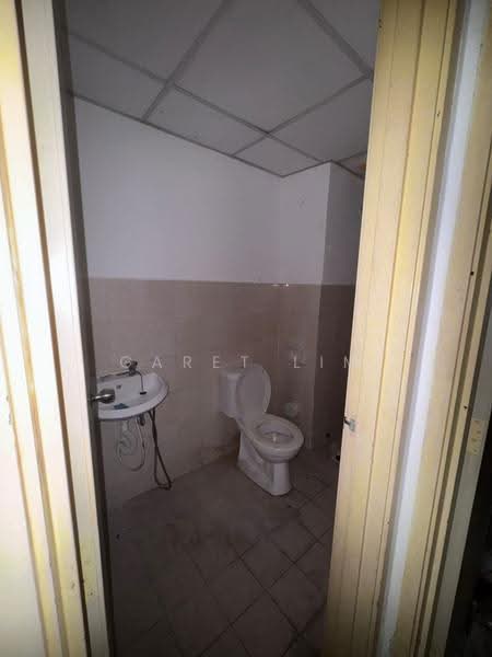 Shop / Office for Sale in Bandar Baru Permas Jaya (Permas Jaya) - Garet Lim - Bathroom - PropertyGuru.com.my