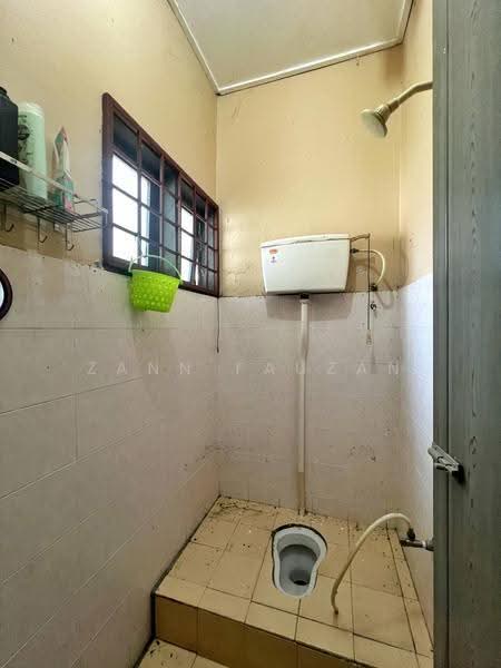 Semi-Detached House for Sale in Taman Desa Keliang (Kalumpang) - Zann Fauzan - Bathroom - PropertyGuru.com.my