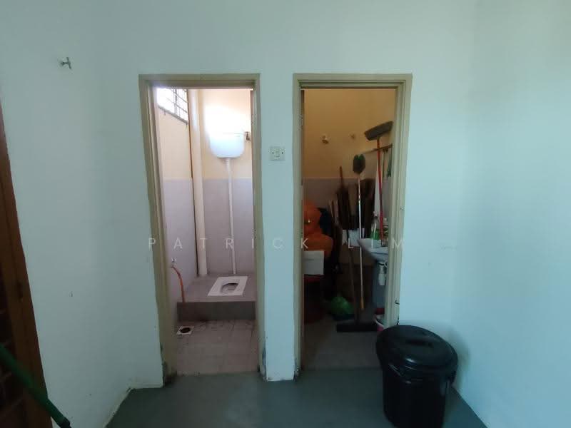 Shop for Rent in Taman Angkasa Nuri (Durian Tunggal) - Patrick Lim - Bathroom - PropertyGuru.com.my