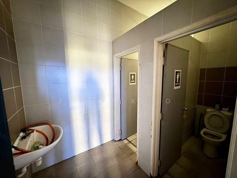 Factory for Rent in Johor Bahru (Johor) - Zephyr Khoo - Bathroom - PropertyGuru.com.my