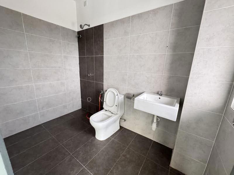 Rumah Berkembar untuk Disewa di Taman Scientex Rawang (Rawang) - LEON WONG - Bathroom - PropertyGuru.com.my