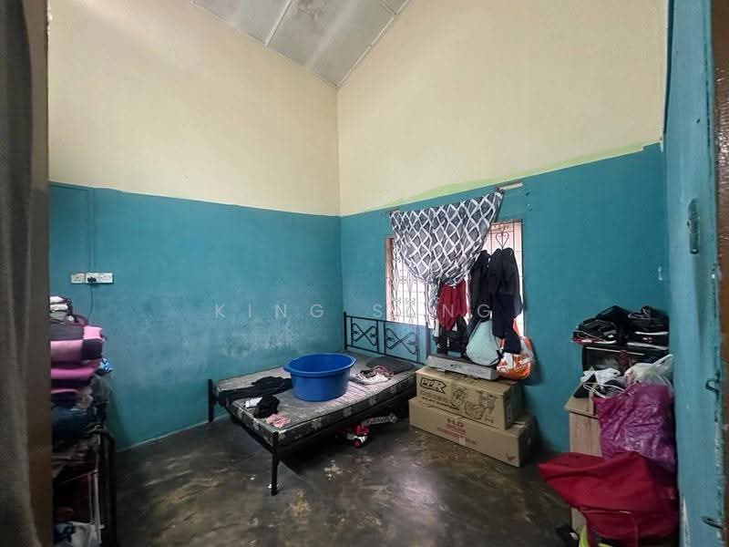 Rumah Teres 1-Tingkat untuk Dijual di Taman Melaka Baru (Batu Berendam) - King Song - Bedroom - PropertyGuru.com.my