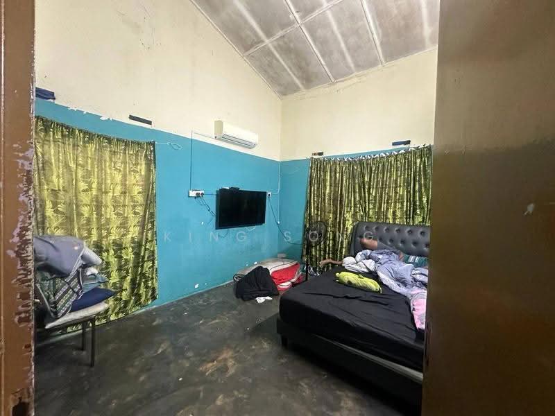 Rumah Teres 1-Tingkat untuk Dijual di Taman Melaka Baru (Batu Berendam) - King Song - Bedroom - PropertyGuru.com.my