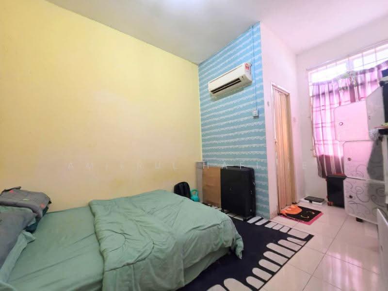 1-storey Terraced House for Sale in Bandar Saujana Putra (Tanjong Duabelas) - Amierul Hafizie - Bedroom - PropertyGuru.com.my