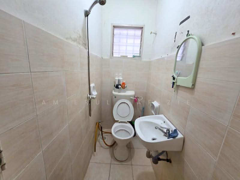 1-storey Terraced House for Sale in Bandar Saujana Putra (Tanjong Duabelas) - Amierul Hafizie - Bathroom - PropertyGuru.com.my