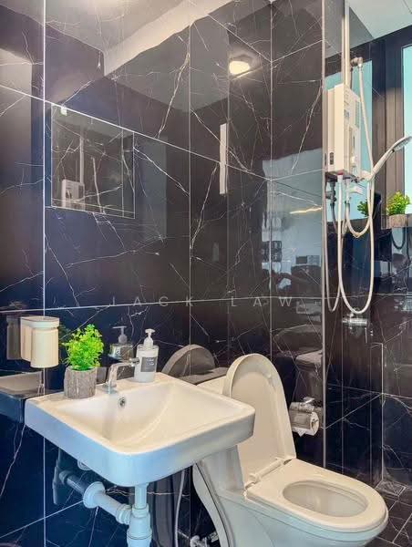Kediaman Servis untuk Disewa di Urban Suites - Jack Law - Bathroom - PropertyGuru.com.my