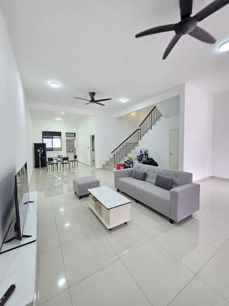 Rumah Teres 2-Tingkat untuk Disewa di Taman Desa Tebrau (Tebrau) - Ray Tung - Living Room - PropertyGuru.com.my