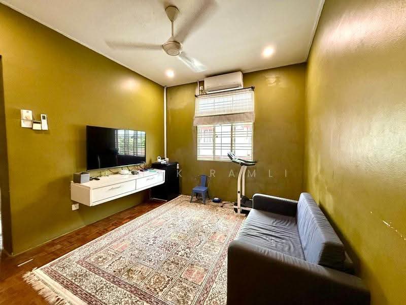2-storey Terraced House for Sale in Denai Alam (Shah Alam) - Ishak Ramli - Living Room - PropertyGuru.com.my
