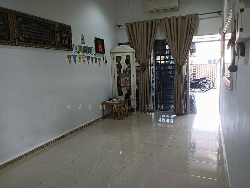 1-storey Terraced House for Sale in Kampung Rantau Panjang (Kapar) - Hazeman Omar - Living Room - PropertyGuru.com.my