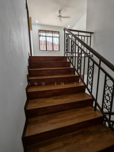 Rumah Berkembar untuk Dijual di Taman Impian Emas (Skudai) - Hong En Yap - Wooden flooring staircase - PropertyGuru.com.my