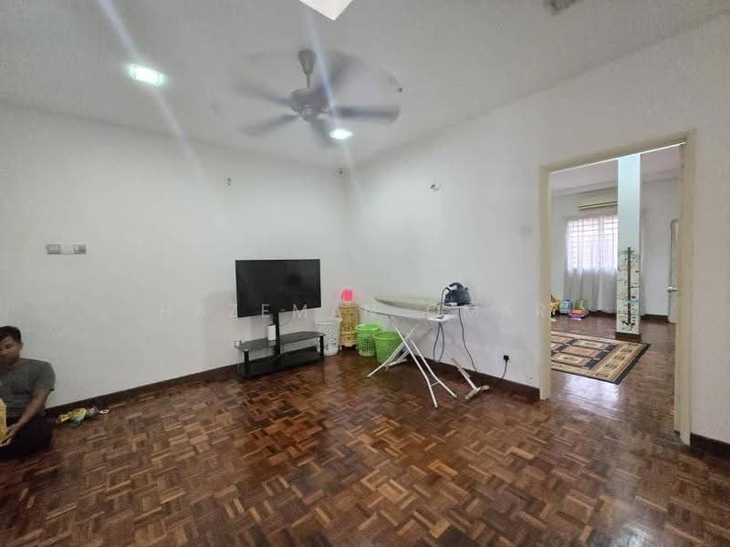 Rumah Teres 2-Tingkat untuk Dijual di Seksyen 8 (Shah Alam) - Hazeman Omar - Living Room - PropertyGuru.com.my