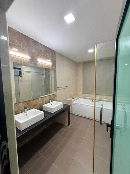 Rumah Berkembar untuk Dijual di Country Heights (Kajang) - Anbalagee Anbalagee - Bathroom - PropertyGuru.com.my