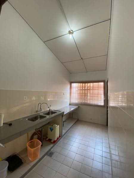 Rumah Teres 1.5-Tingkat untuk Disewa di Taman Pelangi (Johor Bahru) - Daniel Yong - Kitchen - PropertyGuru.com.my