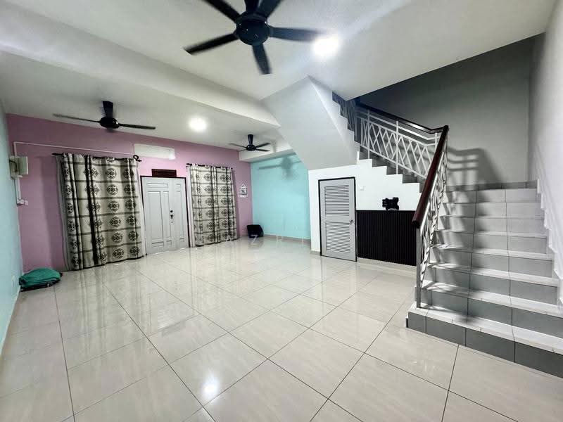 Rumah Teres 2-Tingkat untuk Disewa di Taman Puncak Saujana (Kajang) - Fazri . - Living Room - PropertyGuru.com.my
