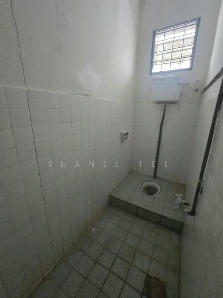 Shop for Sale in Taman Koperasi (Kluang) - Shanel Tee - Bathroom - PropertyGuru.com.my