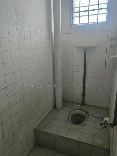 Shop for Sale in Taman Koperasi (Kluang) - Shanel Tee - Bathroom - PropertyGuru.com.my