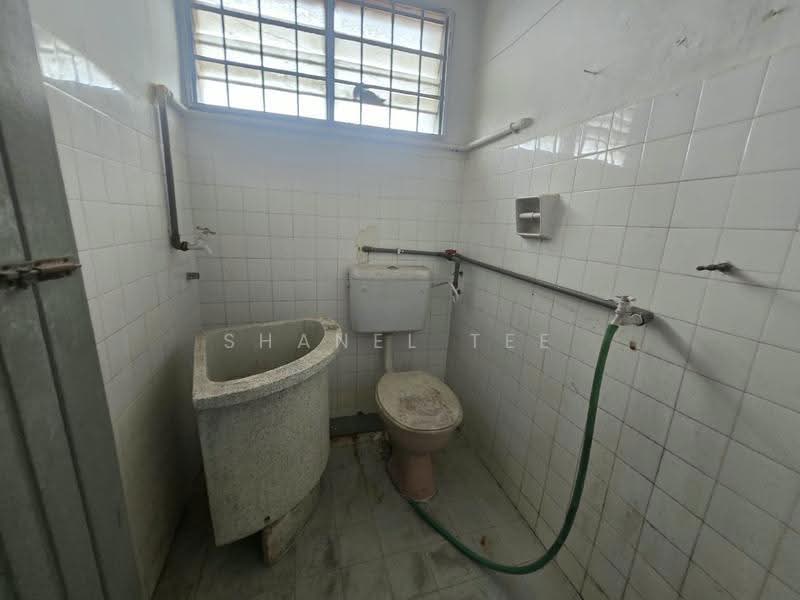 Shop for Sale in Taman Koperasi (Kluang) - Shanel Tee - Bathroom - PropertyGuru.com.my