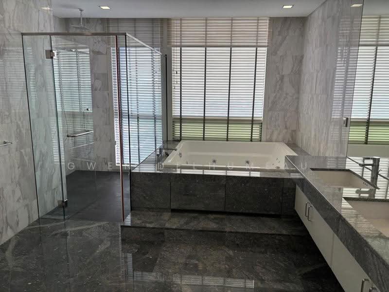 Kondominium untuk Disewa di One Menerung - Gwen Delhumeau - Master Bathroom - PropertyGuru.com.my