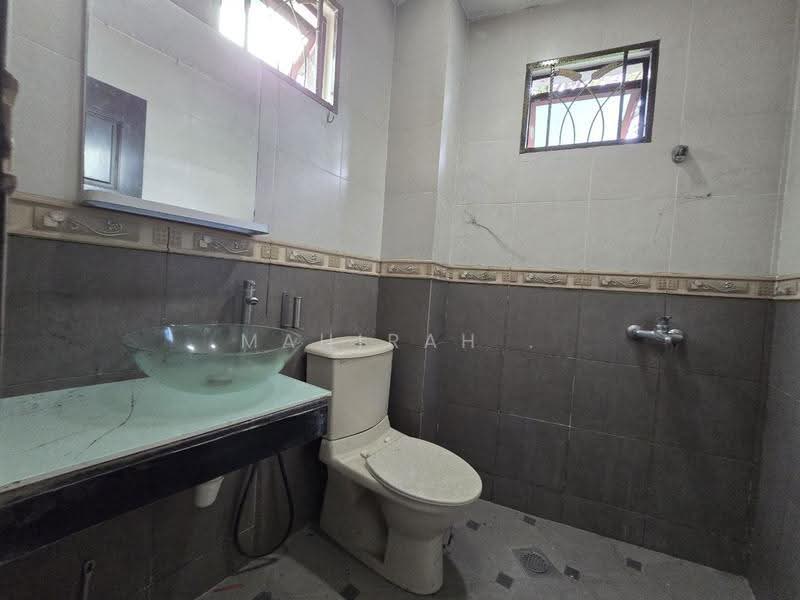Rumah Berkembar untuk Dijual di Usj 3 (Subang Jaya) - Mahirah . - Bathroom - PropertyGuru.com.my