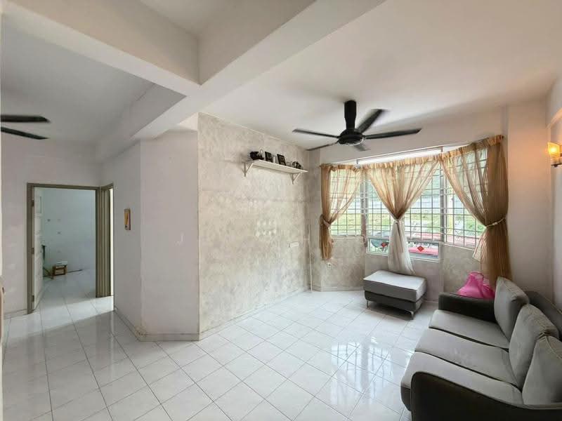 Kondominium untuk Dijual di Jay Series (Greenlane Heights Block J) - Jen Choo - Living Room - PropertyGuru.com.my