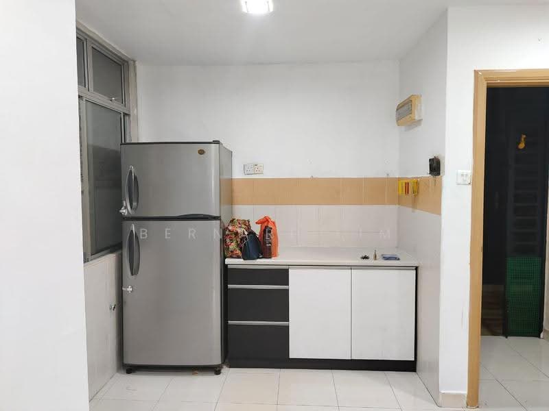 Kediaman Servis untuk Dijual di Kipark Apartment - Bernard Lim - Kitchen - PropertyGuru.com.my