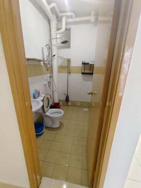 Kediaman Servis untuk Dijual di Kipark Apartment - Bernard Lim - Bathroom - PropertyGuru.com.my