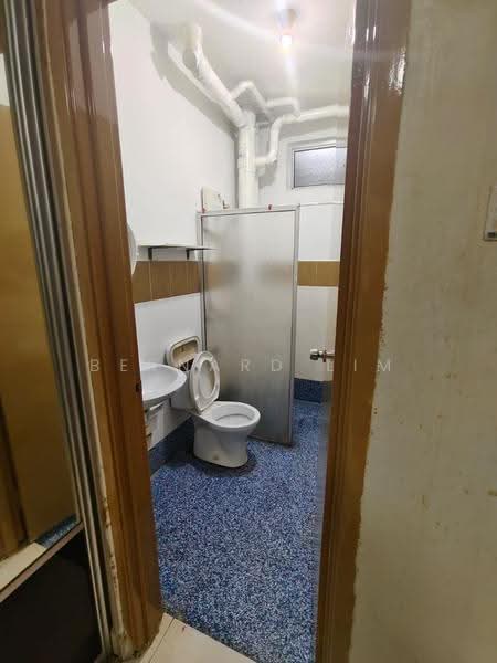 Kediaman Servis untuk Dijual di Kipark Apartment - Bernard Lim - Bathroom - PropertyGuru.com.my
