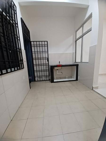 Rumah Teres 2-Tingkat untuk Dijual di Taman Mengkibol (Kluang) - Shanel Tee - Kitchen - PropertyGuru.com.my