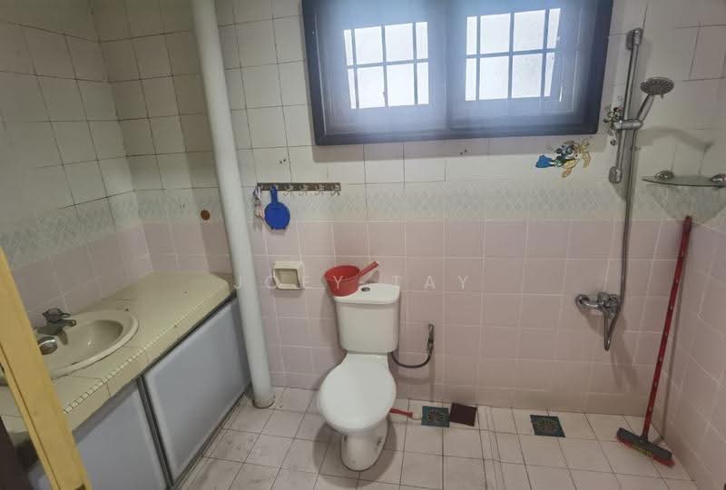 Rumah Teres 2-Tingkat untuk Disewa di Taman Johor Jaya (Johor Bahru) - Joey Tay - Bathroom - PropertyGuru.com.my
