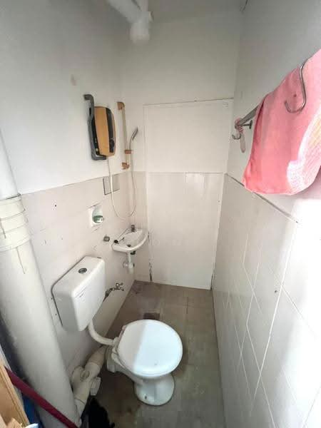 Kondominium untuk Dijual di Indah Condominium - Pauline Chong - Bathroom - PropertyGuru.com.my