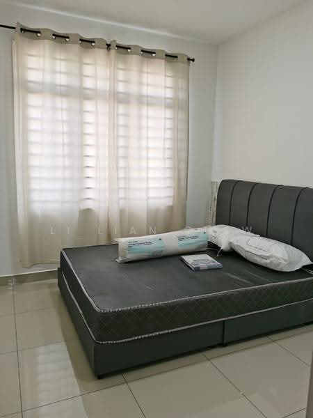Kediaman Servis untuk Dijual di Larkin Heights - Li Lian Chew - Bedroom - PropertyGuru.com.my