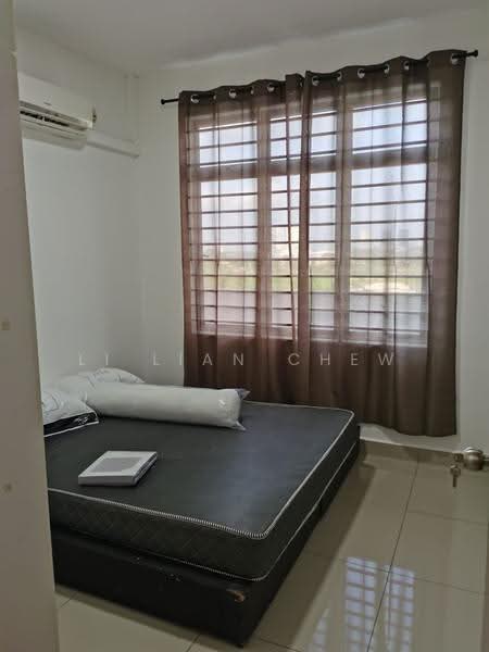 Kediaman Servis untuk Dijual di Larkin Heights - Li Lian Chew - Bedroom - PropertyGuru.com.my