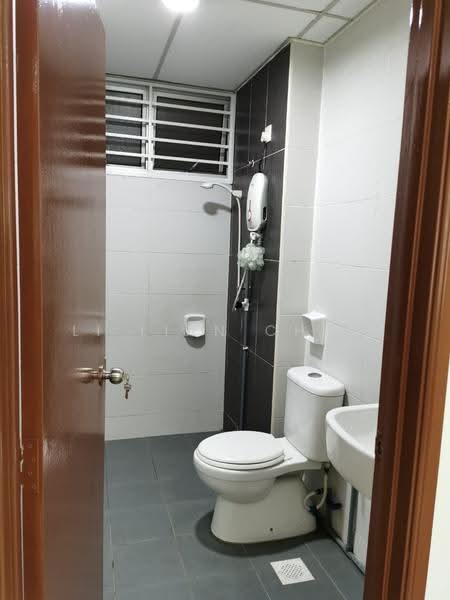 Kediaman Servis untuk Dijual di Larkin Heights - Li Lian Chew - Bathroom - PropertyGuru.com.my