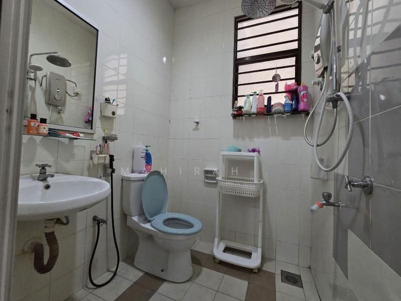 2-storey Terraced House for Sale in Alam Sari (Bangi) - Mahirah . - Bathroom - PropertyGuru.com.my