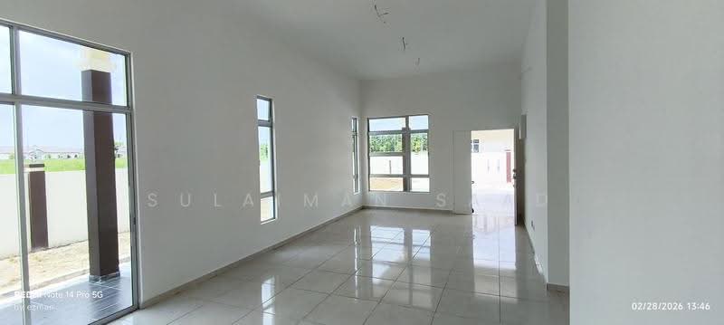 Bungalow House untuk Dijual di Sungai Mati (Serom) - Sulaiman Saad - Living Room - PropertyGuru.com.my