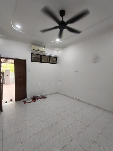 1-storey Terraced House for Sale in Bandar Selesa Jaya (Skudai) - Shishi . - Living Room - PropertyGuru.com.my