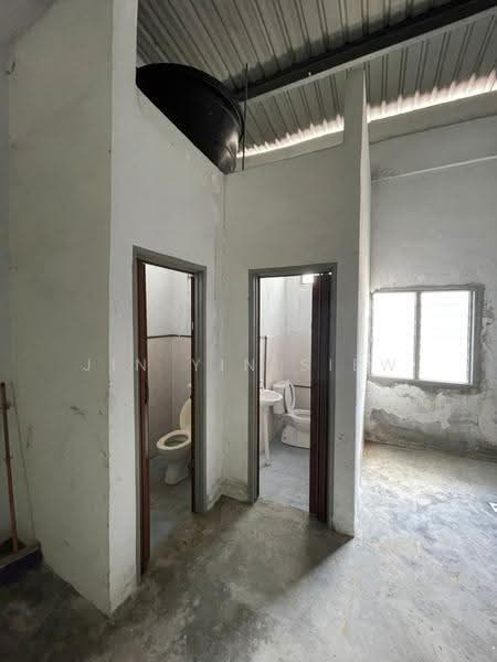 Terrace Factory for Sale in Nilai 3 (Nilai) - Jin Yin Siew - Bathroom - PropertyGuru.com.my