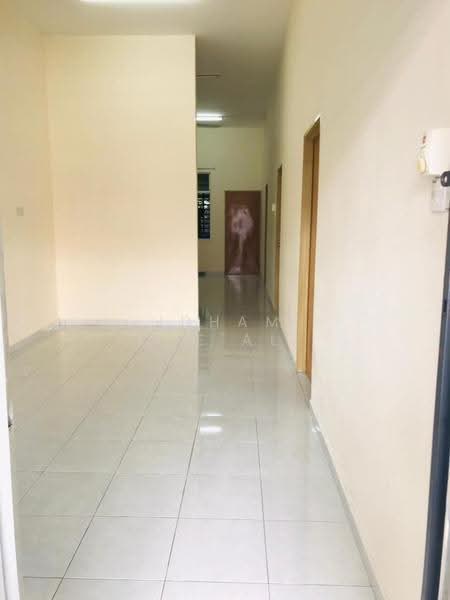 1-storey Terraced House for Sale in Bukit Setongkol (Kuantan) - Idham Che'Ali - Corridor - PropertyGuru.com.my