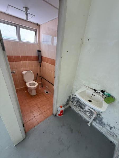 Warehouse for Rent in Kuching (Sarawak) - Jeno Tan - Bathroom - PropertyGuru.com.my