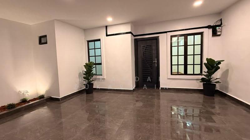 1-storey Terraced House for Sale in Taman Universiti (Skudai) - Iskandar Zukarnain - Entrance - PropertyGuru.com.my