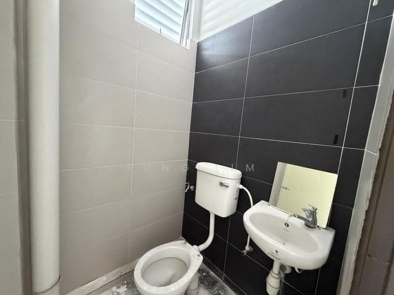 Shop / Office untuk Disewa di Taman Lake View (Taiping) - Fung Lim - Bathroom - PropertyGuru.com.my
