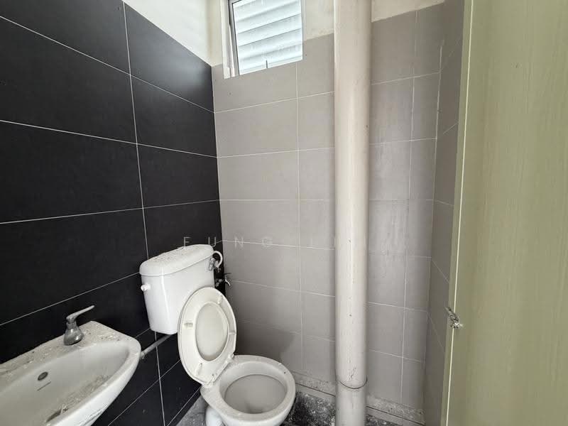 Shop / Office untuk Disewa di Taman Lake View (Taiping) - Fung Lim - Bathroom - PropertyGuru.com.my