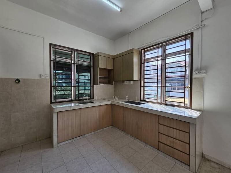 Rumah Teres 2-Tingkat untuk Disewa di Taman Desa Tebrau (Tebrau) - Li Wei - Kitchen - PropertyGuru.com.my