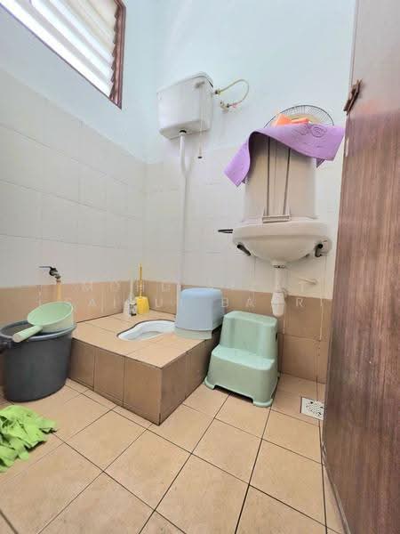 Rumah Teres 1-Tingkat untuk Dijual di Taman Medan Jaya (Telok Panglima Garang) - Mohd Aizat Saiful Bahri - Bathroom - PropertyGuru.com.my