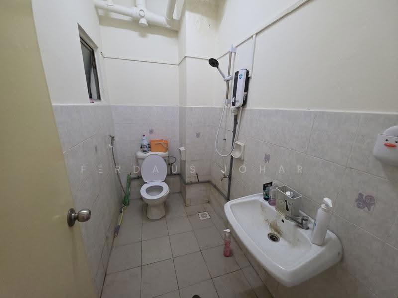 Condominium for Sale at Ridzuan Condominium - Ferdaus Johar - Bathroom - PropertyGuru.com.my